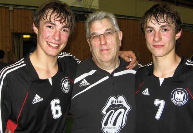 ESV Handball-Abteilungsleiter Anton Sc...wuchsspielern Lars (li) und Tom Spie   | Foto: sedlak