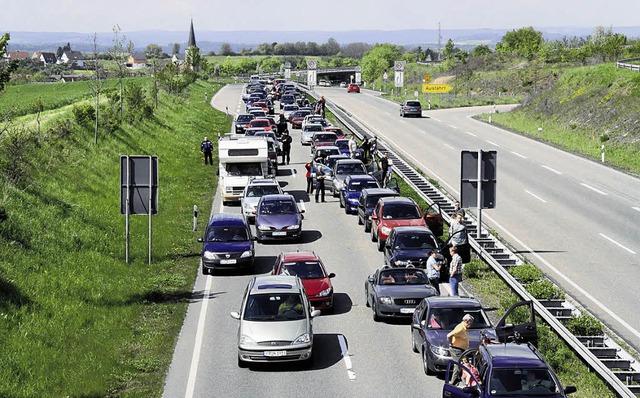 Die Rettungsarbeiten sorgten fr einen erheblichen Stau.  | Foto: BZ