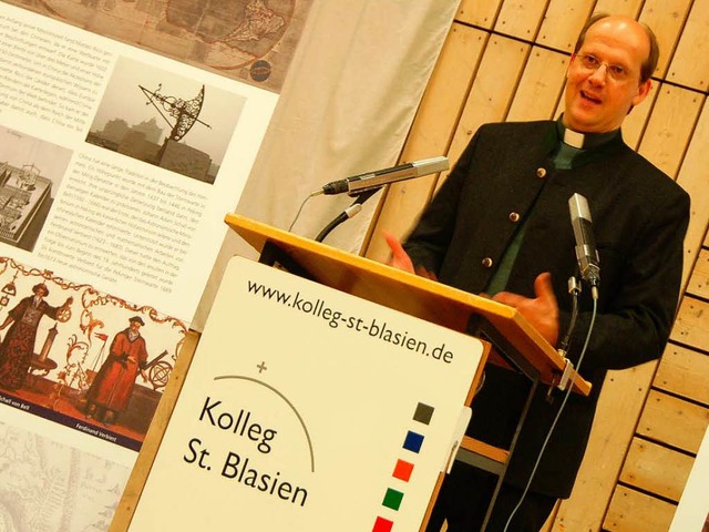 Kollegsdirektor Pater Johannes Siebner..., Schlern und Pfingstfest-Besuchern.   | Foto: Kathrin Blum