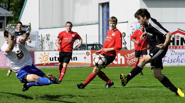 Patrick Supplie erzielt das zweite sei...Tore gegen seinen Ex-Verein, dessen...  | Foto: KREIENKAMP