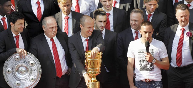 Bayerns Trostpreise: Meisterschale, DFB-Pokal und Franck Ribry (mit Mikrofon)  | Foto: ddp