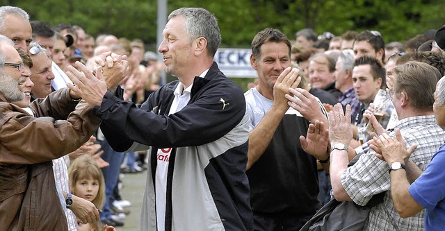 Hnde schtteln im Spalier: Trainer Ka...nn wurden beim FC Zell verabschiedet.   | Foto: kaufhold