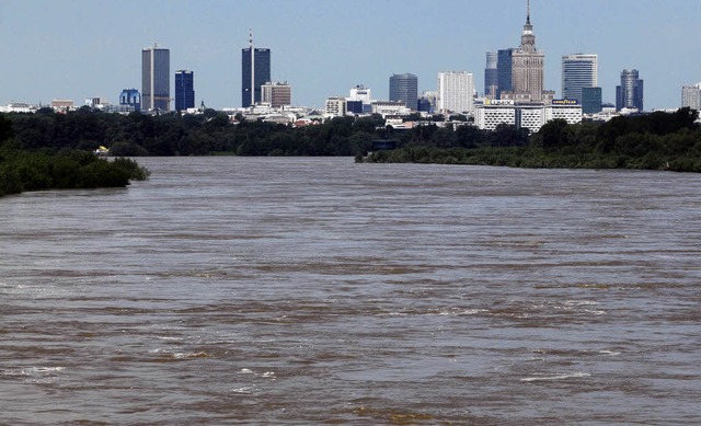 Auch die Weichsel in Warschau fhrt Hochwasser.   | Foto: DPA