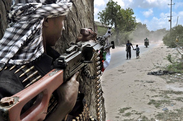 Milizionre kontrollieren Zufahrtsstraen in Somalias Hauptstadt Mogadischu.   | Foto: AFP