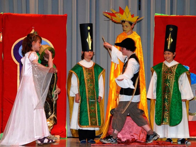 Happy End: Prinz Tamino bekommt seine ...Pamina vor den Augen der Hohepriester.  | Foto: Roland Vitt