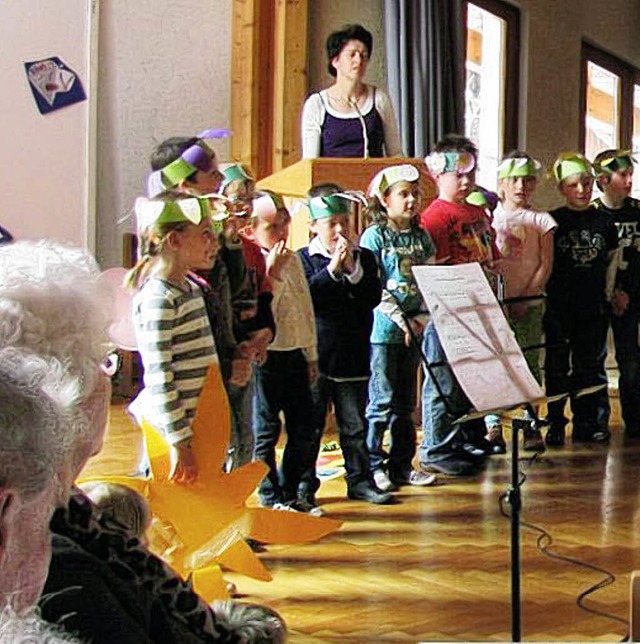 Alt und Jung beim Singen und Spielen.   | Foto: Martin Ehret