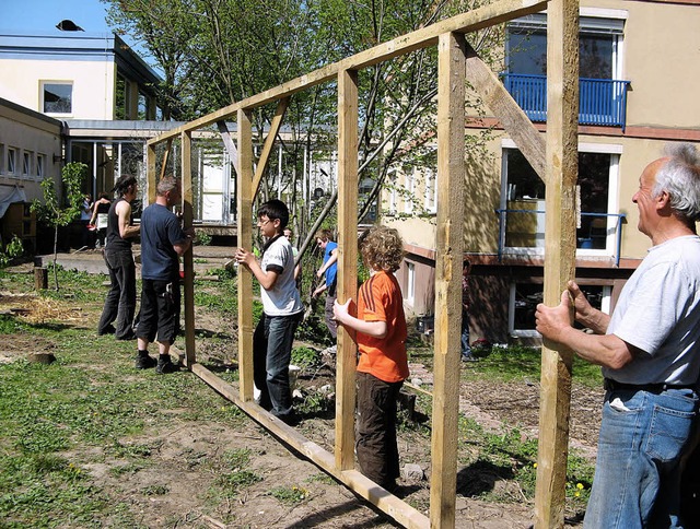 Eltern, Schler und Lehrer packten an beim Gartentag.   | Foto: Privat