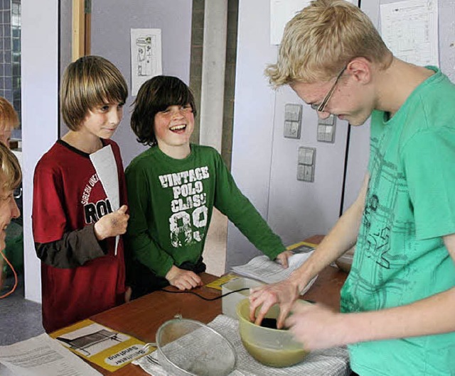 Tizian Philipp erklrt jungen Schlern &#8222;Klranlagen&#8220;  | Foto: schule