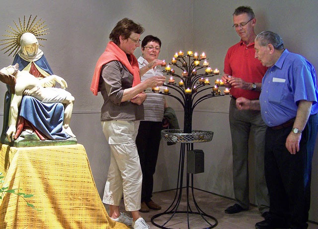 Glubige entznden Kerzen in der Brudertal-Kapelle.   | Foto: Alfons Vgele