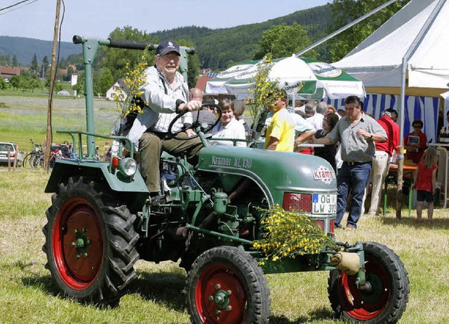 Hoch zu Traktor reisten Oldtimerbesitzer auf dem Eichberg an.   | Foto: fssel