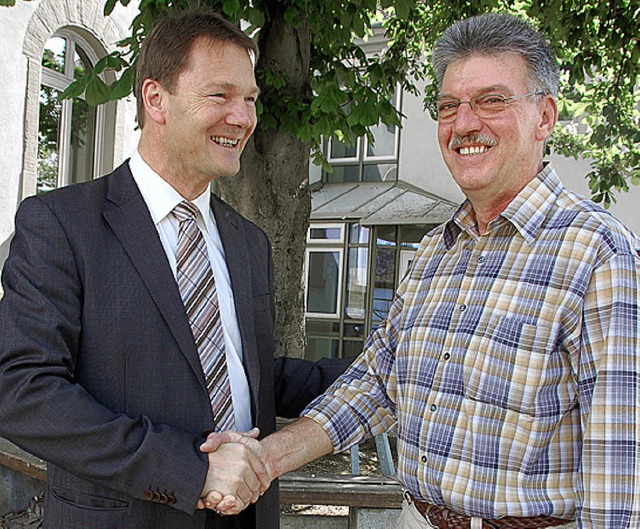 Brgermeister Fritz  Deutschmann (links) gratuliert Gerhard Stterlin.   | Foto: Umiger