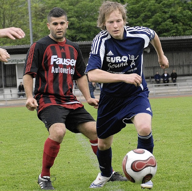 Christian Keller (rechts neben dem Lr...woch gegen den FC Wallbach gefordert.   | Foto: kaufhold