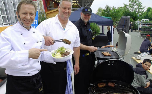 Albin Oeschger, Jrgen Sacker und Rdi...herrschen die hohe Kunst des Grillens.  | Foto: Norbert sedlak