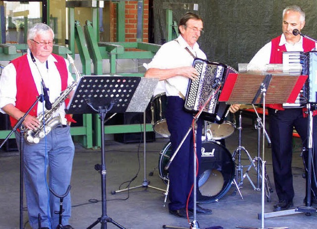 Musiker aus dem Elsass  sorgten beim Pfingsthock in Burkheim fr gute Stimmung.  | Foto: benjamin bohn