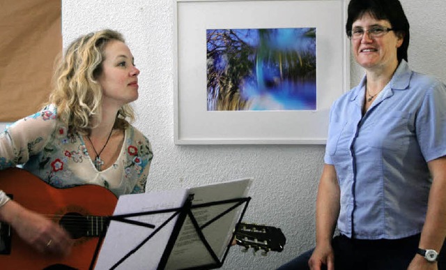 Sigrid Hupfer (rechts) vor einer ihrer...ica Gonlag begleitete auf der Gitarre.  | Foto: Reinhard Cremer