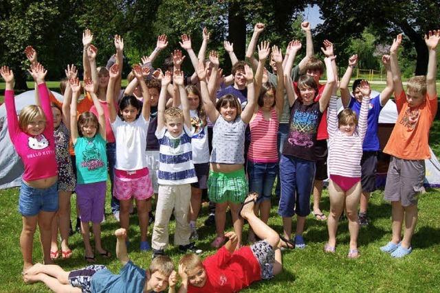 Kinder wohnen fr eine Woche im Zelt