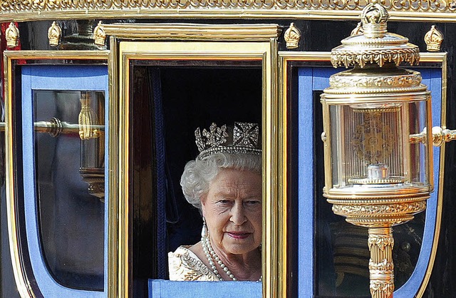 Queen Elizabeth II. auf ihrem Weg ins Oberhaus  | Foto: AFP