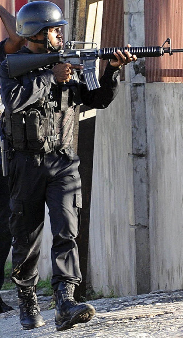 Ein Polizist in den Straen der Hauptstadt Kingston   | Foto: dpa