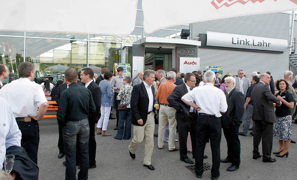 Festgste beim Jubilum von Arena und Audi-Link am westlichen Stadteingang von Lahr.