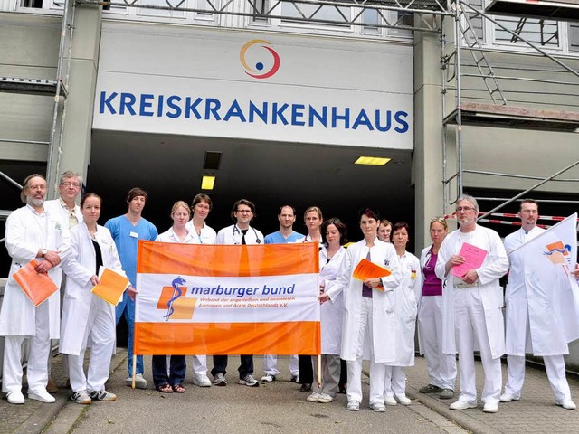 Streikende rzte vor dem Haupteingang des Kreiskrankenhauses.  | Foto: Dieter Erggelet