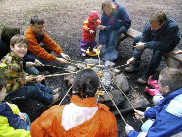 Der Walderlebnistag der &#8222;Brenki...znftigen Grillhock am Lagerfeuer ab.   | Foto: privat