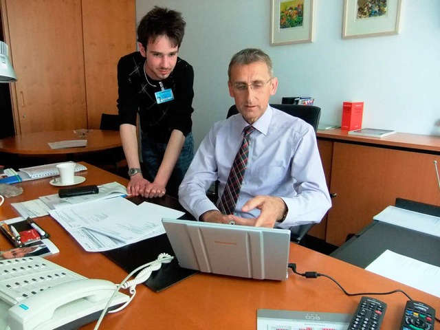 Praktikant Marco Zimmehl mit dem Bunde...r in dessen Berliner Abgeordnetenbro.  | Foto: privat