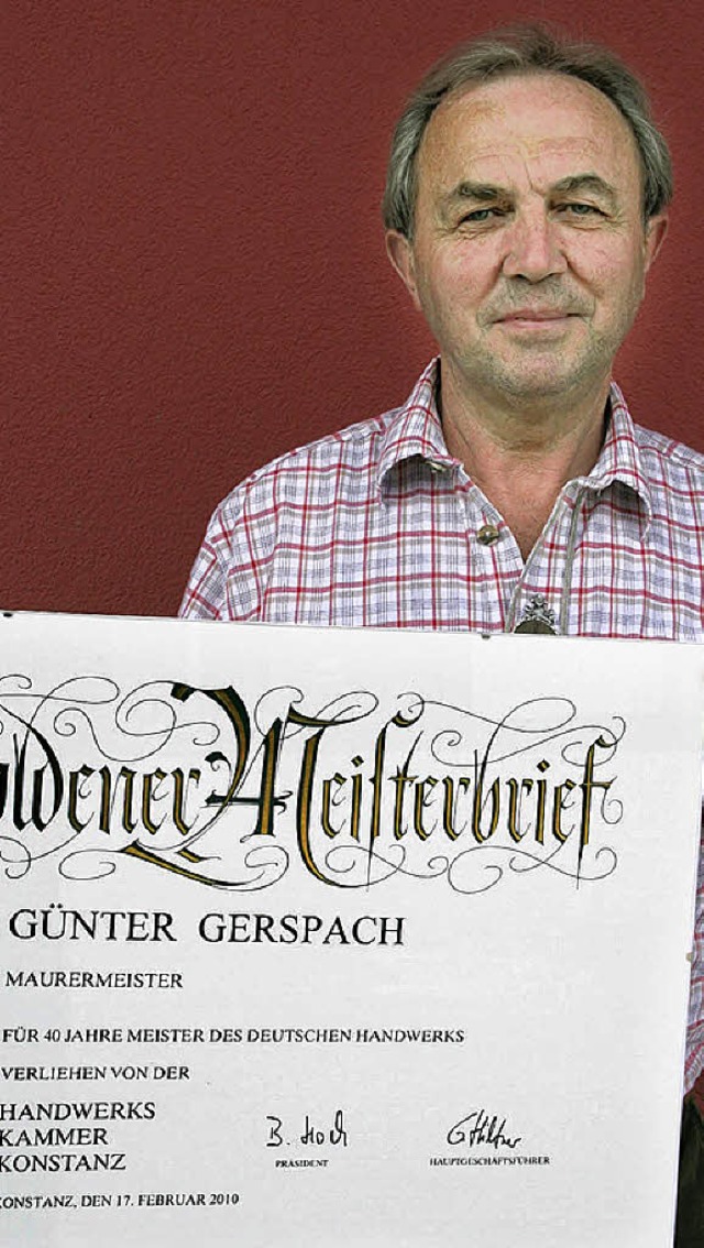 Gnter Gerspach mit seinem Goldenen Meisterbrief  | Foto: Peter Schtz