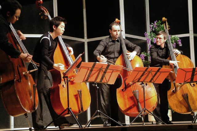 Vier Kontrabsse in schnstem Einklang...zert-Saison in der Wehrer Stadthalle.   | Foto: Roswitha frey