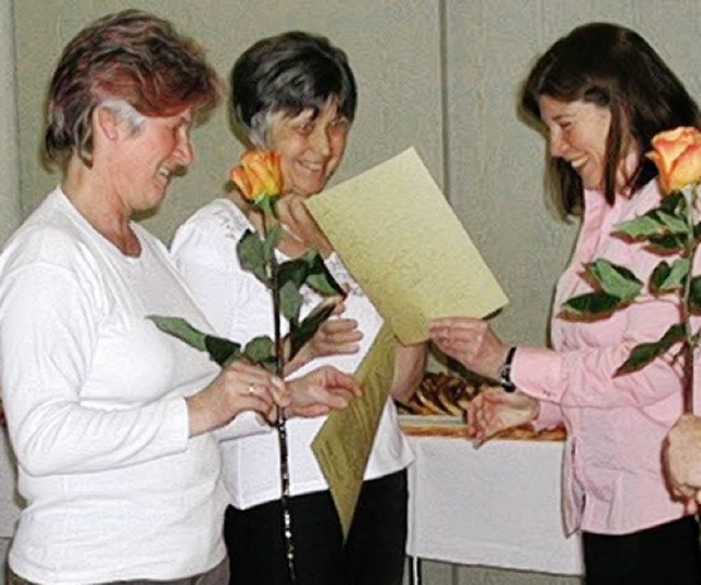 Gudrun Schemel (rechts) berreichte den Absolventinnen die Zertifikate.   | Foto: BZ