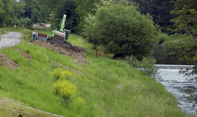 Am Wieseufer haben vorbereitende Erdar...elbau der Zollfreien Strae begonnen.   | Foto: fillisch