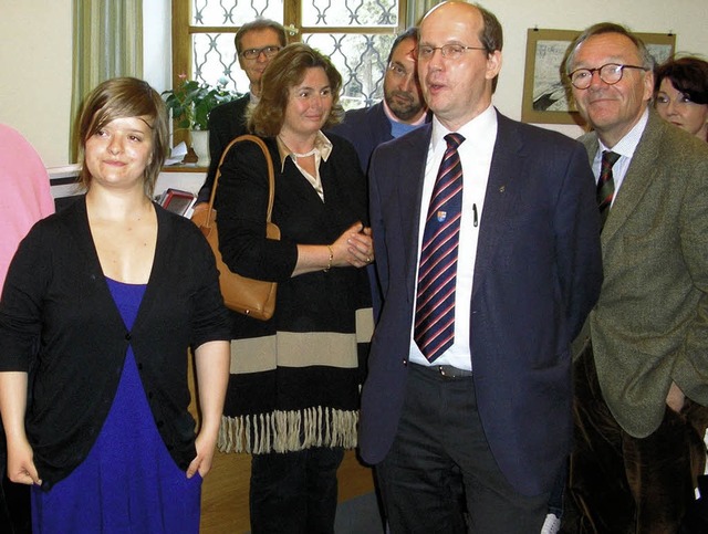 Altschlerin Annika Tritschler (links)...hannes Siebner (Mitte) zur Midissage.   | Foto: Sebastian Sahli