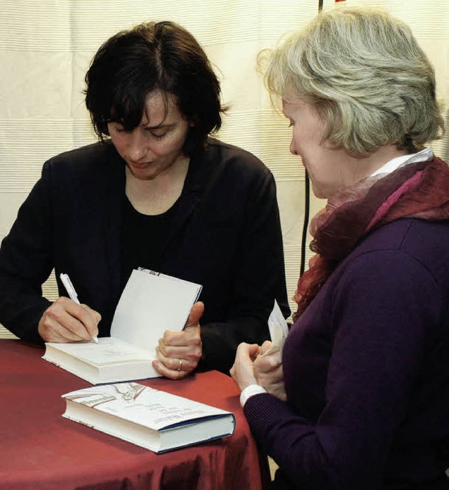 Alissa Walser signiert ihren Roman nach der Lesung.   | Foto: Marion Pfordt