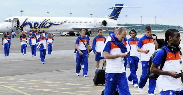 Wer ruft denn schon wieder an? scheint...aart (frher HSV, heute Real Madrid).   | Foto: wolfgang knstle