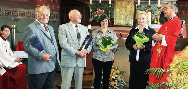 Pfarrer Jrg-Christian Seburschenich (...Siefert und Anna Wernert (von links).   | Foto: herbert birkle