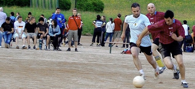 Um jeden Ball wird beim Grmpelturnier in Tegernau  bedingungslos gefightet.   | Foto: Edgar Steinfelder