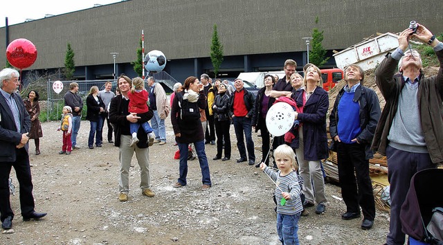 Die knftigen Bewohner, unter ihnen di...f dem Arm), sehen&#8217;s mit Freude.   | Foto: Ralf Burgmaier