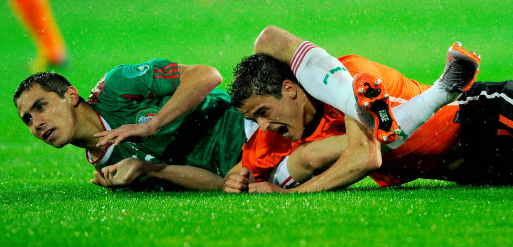 Ein Ringergriff?  Hector Moreno und Ibrahim Afellay.