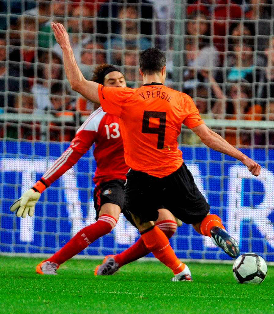 Van Persie zieht am – und trifft zum 2:0. Davor hatte das Arsenal-Ass bereits das erste Tor fr Oranje geschossen.