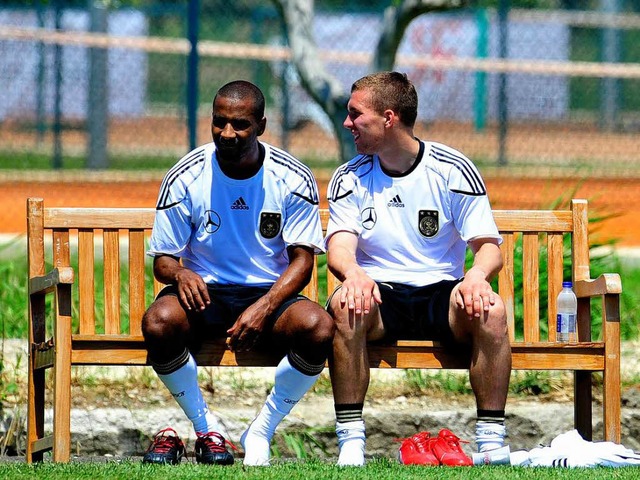Gemeinsamkeit unter Kontrahenten: Cacau (links) und Lukas Podolski  | Foto: ddp