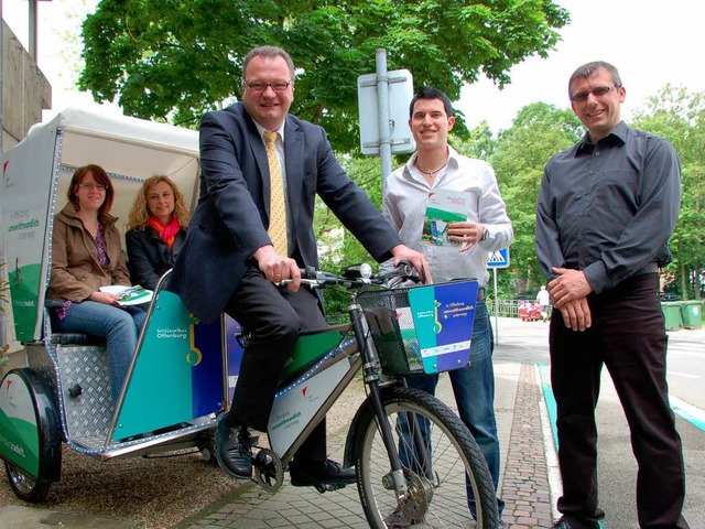 Brgermeister Dieter Eckert als Chauffeur der neuen Fahrradrikscha  | Foto: Ralf Burgmaier