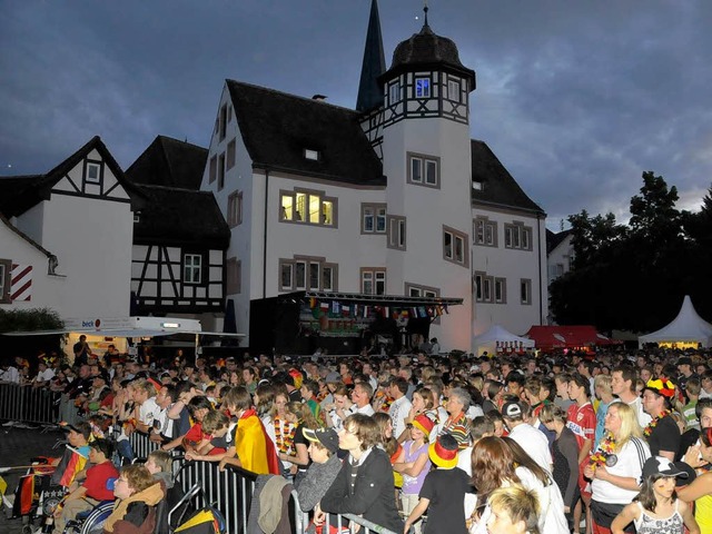 Gemeinsam Fuballschauen vor  der Trau...8217;s auch bei der WM im Juni wieder.  | Foto: Archivfotos: Dieter Erggelet