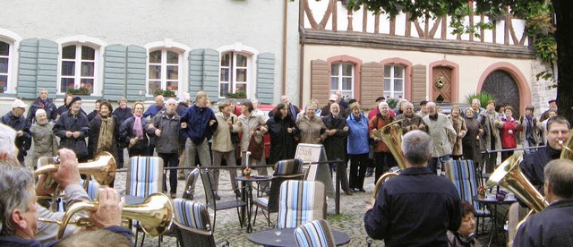 Schunkelnd und tanzend: Gundelfinger und Magdunois in Burkheim   | Foto: Verein