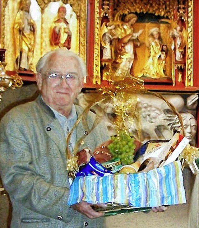 Karl Roski wurde fr 20 Jahre Mesnerdienst mit einem Geschenkkorb belohnt.  | Foto: privat