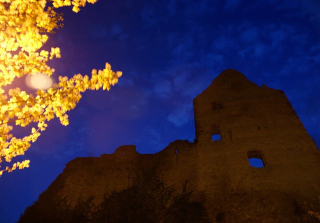 Die Burgruine Landeck im Mondlicht erl...s leibliche Wohl nicht zu kurz kommt.   | Foto: Hans-Jrgen Trul