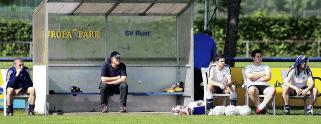 FussballSV Rust vs. Lahrer FVDie Ersatzbank des SV Rust ist sehr leer  | Foto: Peter Aukthun-Grmer