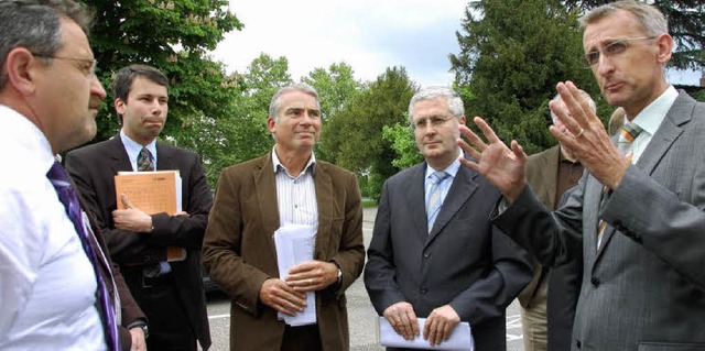 Spielraum fr die Bahnplne in Halting... Katzenstein (von rechts) erluterte.   | Foto: Frey