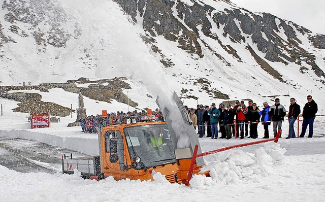 Viele Interessierte verfolgten die Sch... Firma Schmidt  auf 2200 Metern Hhe.   | Foto: BZ