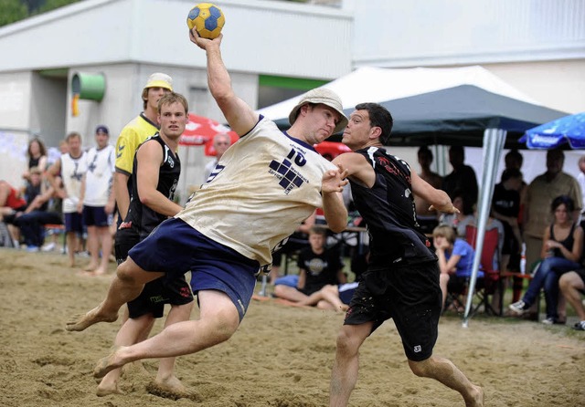 Auch mit Htchen knnen im Sand Tore b...allturnier in Steinen erzielt werden.   | Foto: Schn