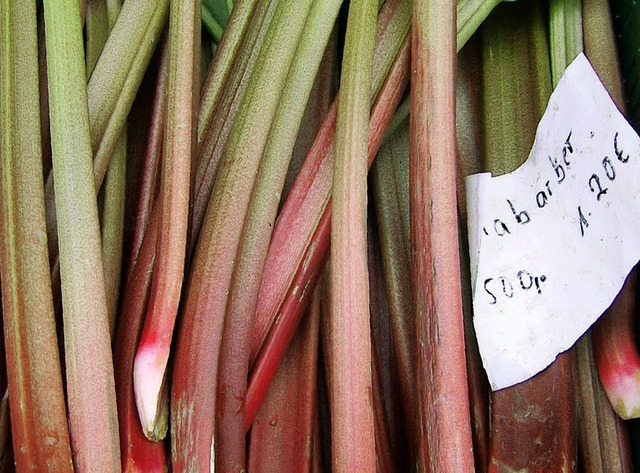 Farbige Stangerl: Der surereiche Rhabarber ist ein Sommerhit.   | Foto: Meyer