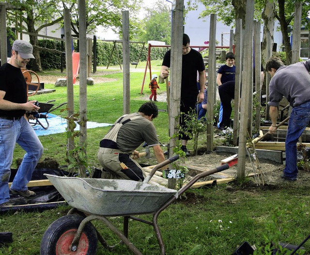 Auf dem Oberrimsinger Spielplatz bauen... Vereinsgemeinschaft einen Barfupfad.  | Foto: meike zorn